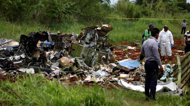 Rescue team members work on the wreckage of a Boeing 737 plane that crashed in the agricultural area of Boyeros, some 20 km (12 miles) south of Havana on Friday shortly after taking off from Havana's main airport in Cuba, May 18, 2018. (REUTERS) Rescue team members work on the wreckage of a Boeing 737 plane that crashed in the agricultural area of Boyeros, some 20 km (12 miles) south of Havana on Friday shortly after taking off from Havana's main airport in Cuba, May 18, 2018. (REUTERS)