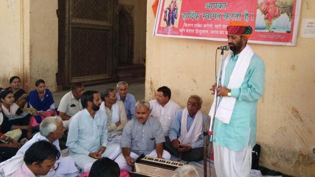 Supporters of Bharatiya Kisan Sangh at a sit-in Alwar on Monday.(HT Photo)