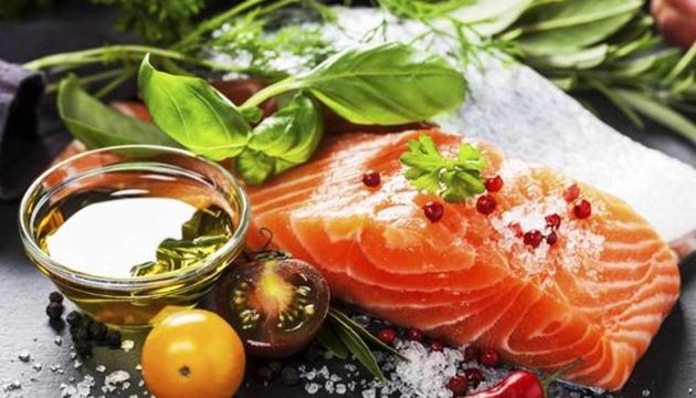 The Mediterranean diet favours fruits, vegetables, whole grains, legumes, olive oils, fish and poultry over red meat and processed foods.(Shutterstock)