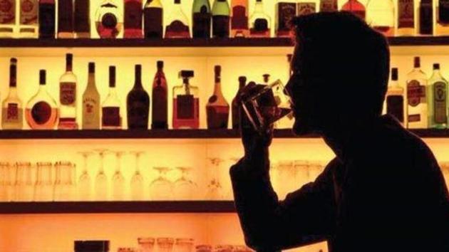 The excise department is now inspecting all liquor shops, looking for the locally made liquor, sent under `Batch 442’, which is believed to be poisonous as stated by the district magistrate of Kanpur Dehat.(HT File)