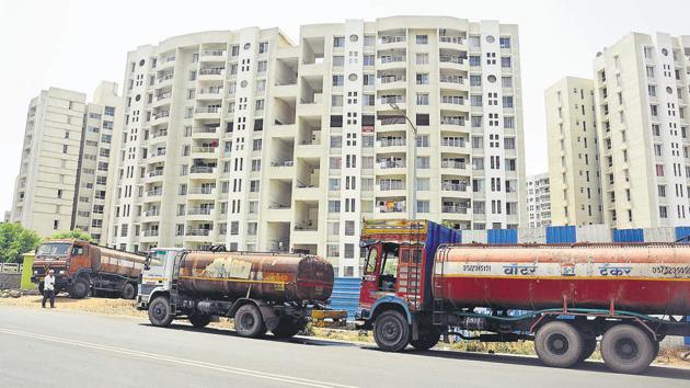 Many water tankers make a beeline outside posh housing societies at Kharadi in Pune on Sunday. The population in this area is increasing day by day. (Shankar Narayan/HT Photo) Many water tankers make a beeline outside posh housing societies at Kharadi in Pune on Sunday. The population in this area is increasing day by day. (Shankar Narayan/HT Photo)