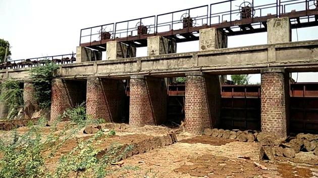 Desperate for water, farmers in Bharatpur are setting up bore tube wells on the dry canal beds for water. The irrigation department gives them notices from time to time.(HT Photo)