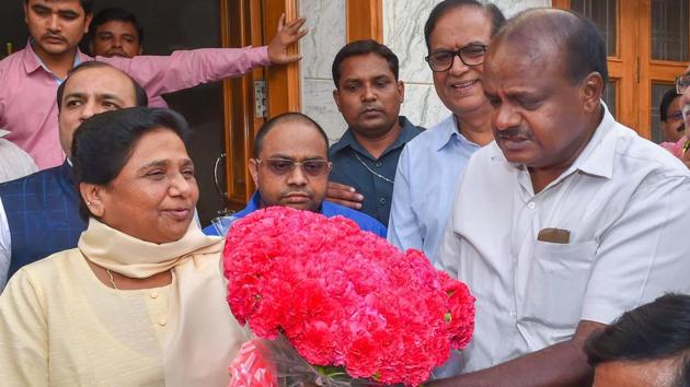 JD(S) leader and Karnataka chief minister-designate HD Kumaraswamy (right) greets BSP chief Mayawati at her residence in New Delhi on Monday.(PTI)