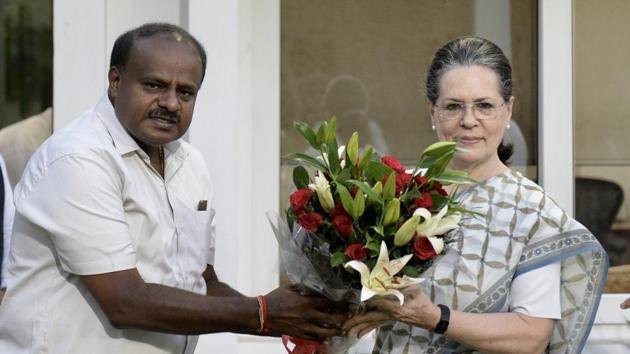 UPA chairperson Sonia Gandhi along with Karnataka chief minister-designate HD Kumaraswamy at Tughlak Lane in New Delhi on Monday.(HT Photo) UPA chairperson Sonia Gandhi along with Karnataka chief minister-designate HD Kumaraswamy at Tughlak Lane in New Delhi on Monday.(HT Photo)