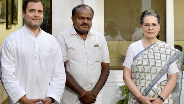 Karnataka chief minister-designate HD Kumaraswamy with Congress president Rahul Gandhi and UPA chief Sonia Gandhi during a meeting in New Delhi. (HT Photo) Karnataka chief minister-designate HD Kumaraswamy with Congress president Rahul Gandhi and UPA chief Sonia Gandhi during a meeting in New Delhi. (HT Photo)
