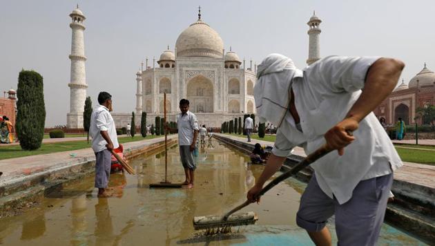 Labourers clean the fountain in the historic Taj Mahal premises in Agra, India, May 19, 2018. (REUTERS) Labourers clean the fountain in the historic Taj Mahal premises in Agra, India, May 19, 2018. (REUTERS)