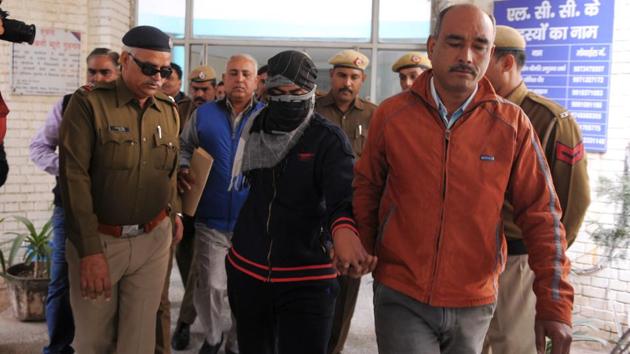 Police officers take the juvenile accused, who was apprehended on charges of killing a Class 2 student at a private school, to court.(HT File Photo) Police officers take the juvenile accused, who was apprehended on charges of killing a Class 2 student at a private school, to court.(HT File Photo)