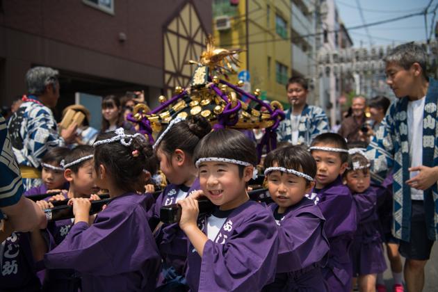 On the second day, nearly a hundred portable shrines from the district’s 44 neighbourhoods, in which Shinto deities (kami) are symbolically placed are carried to Senso-ji Temple and Asakusa Shrine to be blessed before being paraded around shops and homes to spread luck and prosperity. Special mikoshi exist for children and women. (Carl Court / Getty Images) On the second day, nearly a hundred portable shrines from the district’s 44 neighbourhoods, in which Shinto deities (kami) are symbolically placed are carried to Senso-ji Temple and Asakusa Shrine to be blessed before being paraded around shops and homes to spread luck and prosperity. Special mikoshi exist for children and women. (Carl Court / Getty Images)
