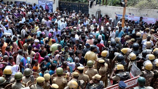 Police personnel prepare to tackle a crowd as agitators demanding closure of Vedanta's Sterlite Copper unit entered the 100th day, in Tuticorin, on Tuesday. (HT Photo) Police personnel prepare to tackle a crowd as agitators demanding closure of Vedanta's Sterlite Copper unit entered the 100th day, in Tuticorin, on Tuesday. (HT Photo)
