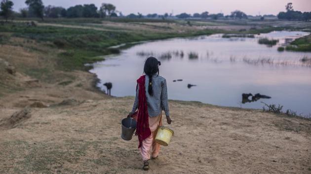 Women are often the worst affected by the crisis. Azmatun, 18, (pictured) gave up on school after class 8. Neither an early marriage, nor poor academics were the culprit. It takes her close to an hour to reach the river from her village Saifur Maapi in Uttar Pradesh and almost two hours back with water. These trips ate into time that could have been spent in school. (Prashanth Vishwanathan / WaterAid)