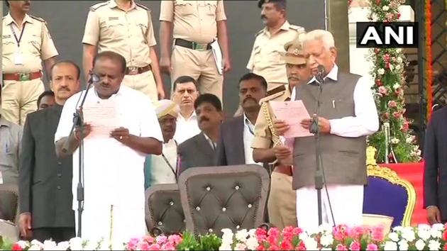 HD Kumaraswamy takes oath as the chief minister of Karnataka.(ANI Photo)