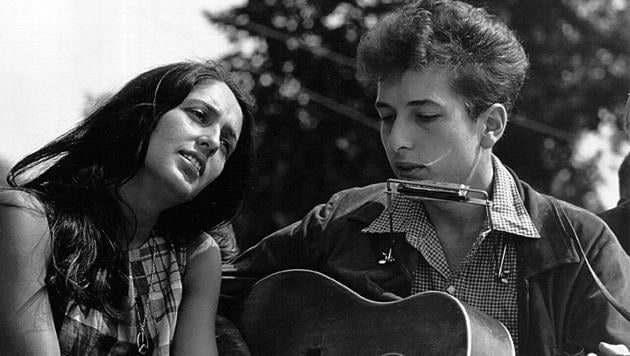 Singers Joan Baez and Bob Dylan during a civil rights rally on August 28, 1963 in Washington D.C. ‘Folk music’ in the 1960s is perhaps personified by Joan Baez and Bob Dylan and their live duets. When a young Dylan, aged 19, arrived in Greenwich in 1961, Baez had long been crowned the ‘Queen of Folk’. By 1963, Dylan would join her at the top. (Rowland Scherman / National Archive / Newsmakers / Getty Images)