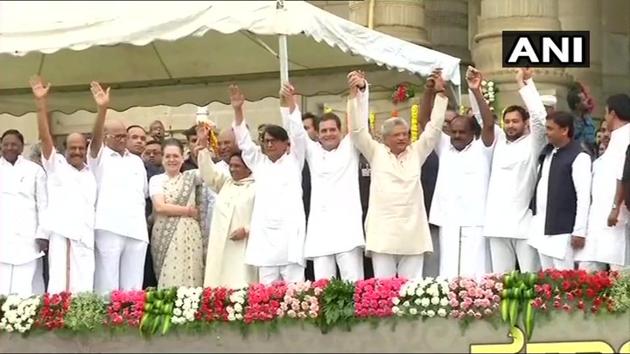 Opposition leaders, including Sonia Gandhi, Rahul Gandhi, Akhilesh Yadav, Chandrababu Naidu, Mamata Banerjee, Tejashwi Yadav, Sitaram Yechury, Sharad Pawar with newly sworn-in Karnataka chief minister HD Kumaraswamy (third from right) at Vidhana Soudha in Bengaluru on Wednesday.(ANI Photo/Twitter)