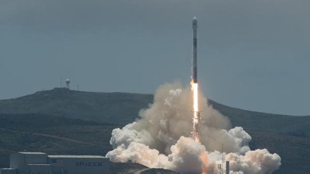A SpaceX Falcon 9 rocket lifts off carrying the NASA/German Research Centre for Geosciences GRACE Follow-On spacecraft from Space Launch Complex 4E at Vandenberg Air Force Base, California, US, on May 22. (REUTERS) A SpaceX Falcon 9 rocket lifts off carrying the NASA/German Research Centre for Geosciences GRACE Follow-On spacecraft from Space Launch Complex 4E at Vandenberg Air Force Base, California, US, on May 22. (REUTERS)