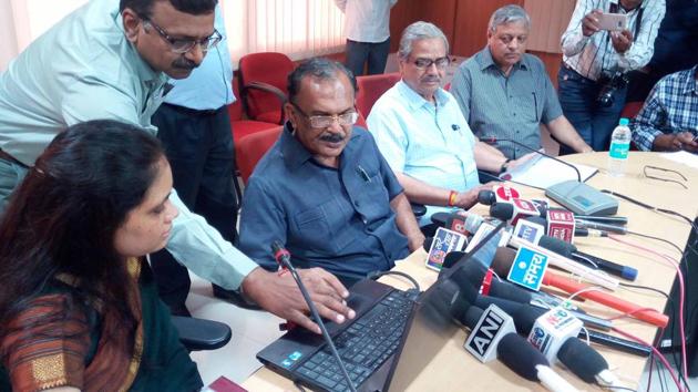 State education minister Vasudev Devnani declares Class 12 Science and Commerce result in Ajmer on Wednesday. (Deepak Sharma/HT PHOTO) State education minister Vasudev Devnani declares Class 12 Science and Commerce result in Ajmer on Wednesday. (Deepak Sharma/HT PHOTO)