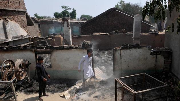 Villagers inspects the damage after their home were gutted by firing from the Pakistan side of the border in Jora farm village, in Ranbir Singh Pura district of Jammu, on Tuesday, May 22, 2018.(Nitin Kanotra / Hindustan Times)
