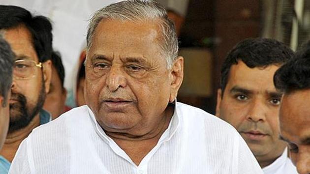 After the Supreme Court ordered six former chief minister to vacate their government bungalows, Mulayam Singh Yadav had met Uttar Pradesh chief minister Yogi Adityanath.(HT/File Photo)