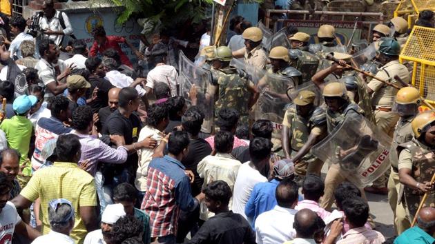 Police personnel tackle a crowd as agitators demand closure of Vedanta's Sterlite Copper unit in Tuticorin, Tamil Nadu, May 22(HT)