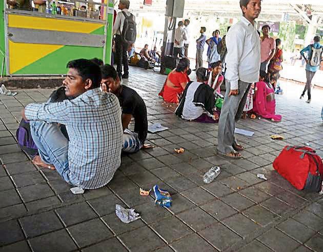Kalyan station, which is a junction, sees 5 lakh commuters a day. (Rishikesh Chaudhary) Kalyan station, which is a junction, sees 5 lakh commuters a day. (Rishikesh Chaudhary)