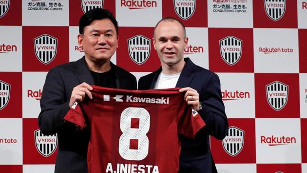 Spain midfielder Andres Iniesta poses with Hiroshi Mikitani, owner of Vissel Kobe, at a news conference to announce signing for J-League side Vissel Kobe in Tokyo.(REUTERS)