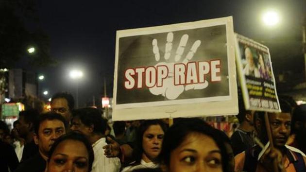 Protesters take out a silent candlelight march to condemn the rising number of rape cases across the country at Park Street in Kolkata on Thursday.(Samir Jana/ HT Photo)