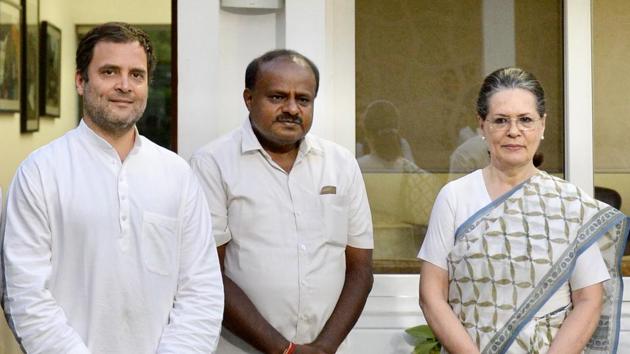 JD(S) leader and Karnataka chief minister-designate H D Kumaraswamy with Congress President Rahul Gandhi and former Congress president Sonia Gandhi during a meeting in New Delhi, May 21(Hindustan Times) JD(S) leader and Karnataka chief minister-designate H D Kumaraswamy with Congress President Rahul Gandhi and former Congress president Sonia Gandhi during a meeting in New Delhi, May 21(Hindustan Times)