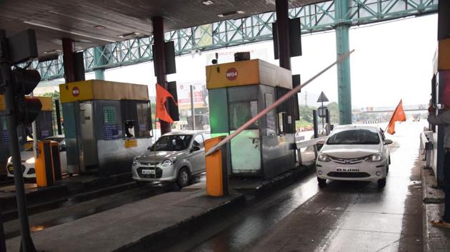 A senior official of the MSRDC confirmed the development on Tuesday and said that the toll collection will  continue till 2045 as the utility needs money to fund the proposed 13.3 kilometre bypass stretch of the Pune-Mumbai Expressway between Khopoli and Kusgaon. (HT FILE PHOTO)