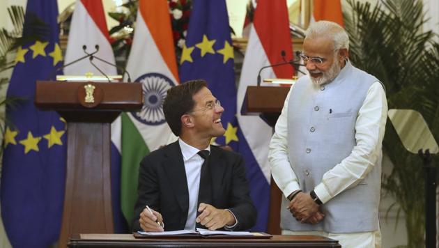 Prime Minister Narendra Modi with his Dutch counterpart Mark Rutte while signing documents on the International Solar Alliance in New Delhi on Thursday.(AP photo)