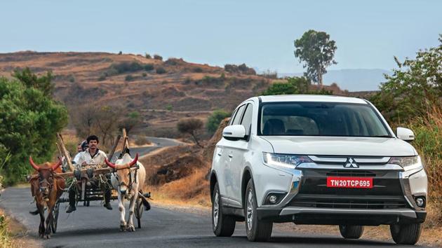 This model of the Mitsubishi Outlander was launched overseas in 2012, and this facelifted version was introduced in 2015. This model of the Mitsubishi Outlander was launched overseas in 2012, and this facelifted version was introduced in 2015.