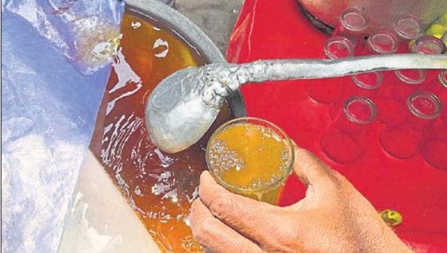 The stall owner in Pahari Imli has been churning out jaggery sherbet for more than 70 years.(HT photo)