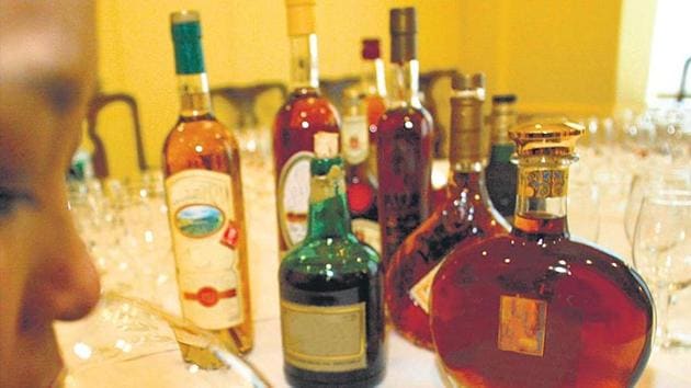 The Delhi high court sought a response from the Delhi government on a plea seeking the legal age for drinking alcohol to be lowered from the current 25 years.(File Photo)