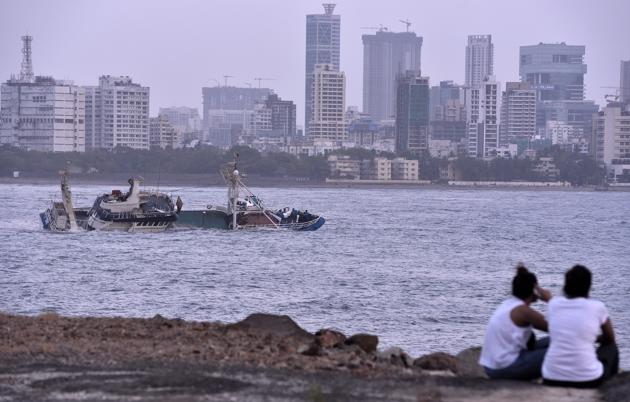 On Friday early evening, The Ark Deck Bar, afloat near the Bandra-Worli Sea Link, completely capsized by 7.19pm. (Anshuman Poyrekar/HT Photo) On Friday early evening, The Ark Deck Bar, afloat near the Bandra-Worli Sea Link, completely capsized by 7.19pm. (Anshuman Poyrekar/HT Photo)