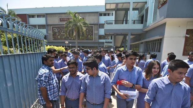 CBSE students after re appearing for the Class 12 economics exam in New Delhi on April 25, 2018. The exam, which was cancelled by the CBSE after the question paper got leaked, was conducted across 4,000 centres in the country.(Sushil Kumar/HT file)
