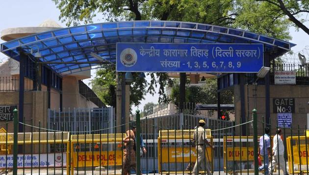 Security personnel guard a gate the Tihar jail, in New Delhi.(Vipin Kumar/HT File Photo)