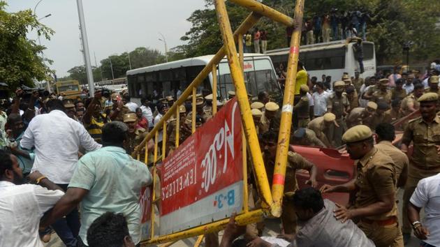 Members of the Darvida Munetra Kazhagam (DMK) political party and opposition groups clashes with police during a protest against the killings of protesters in Tuticorin, during a protest in Chennai on May 24, 2018.(AFP Photo) Members of the Darvida Munetra Kazhagam (DMK) political party and opposition groups clashes with police during a protest against the killings of protesters in Tuticorin, during a protest in Chennai on May 24, 2018.(AFP Photo)