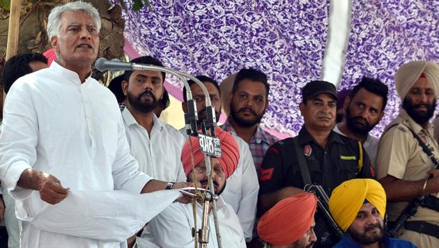 PPCC president Sunil Jakhar addressing a rally in Maheru village of the constituency on Thursday. Local bodies minister Navjot Singh Sidhu is also seen. (Pardeep Pandit/HT) PPCC president Sunil Jakhar addressing a rally in Maheru village of the constituency on Thursday. Local bodies minister Navjot Singh Sidhu is also seen. (Pardeep Pandit/HT)