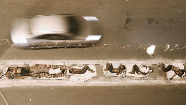 Homeless people sleep on the road divider at Jama Masjid, in New Delhi on May 23, 2018. The mercury in the capital touched 44 degrees Celsius. (Burhaan Kinu / HT Photo)