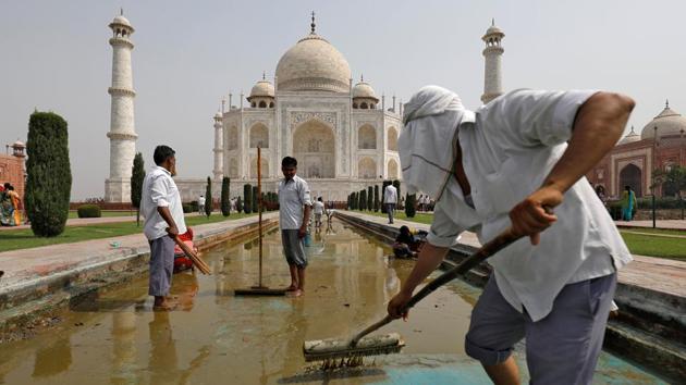 Labourers clean the fountain in the historic Taj Mahal premises in Agra, Uttar Pradesh on May 19, 2018. (Saumya Khandelwal / REUTERS)