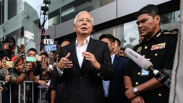 Malaysia's former prime minister Najib Razak speaks to the media after being questioned at the Malaysian Anti-Corruption Commission office in Putrajaya on May 24, 2018.(AFP photo)