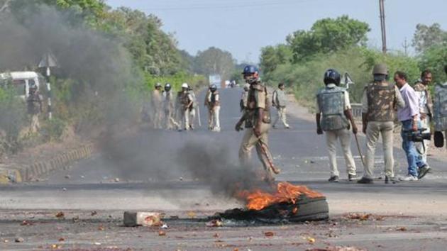 Police patrolling the Mhow- Neemuch highway during farmer protests in Mandsaur, Madhya Pradesh, June 07, 2017.(HT File Photo)