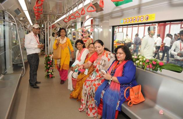 Lucknow Metro crossed a cumulative ridership of 10 lakh in just 70 days of its commercial operations after September 6, 2017.(Subhankar Chakraborty/HT Photo)