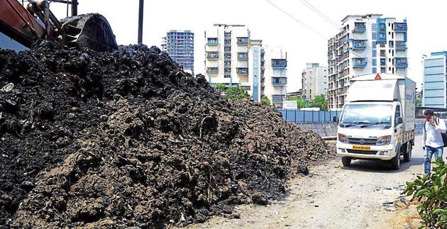 Muck from nullah being dumped on the road at Sanglewadi in Kalyan (West). (Rishikesh Chaudhary/HT) Muck from nullah being dumped on the road at Sanglewadi in Kalyan (West). (Rishikesh Chaudhary/HT)