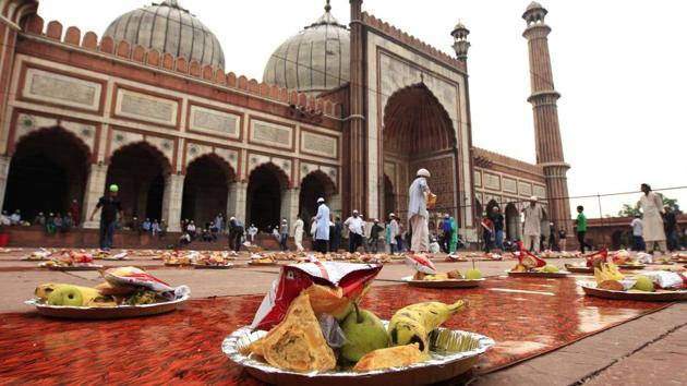 Ramzan diet: For sehri, you should eat nuts soacked in water overnight. Follow it with juice or milk along with fruits.(Ajay Aggarwal/HT Photo)