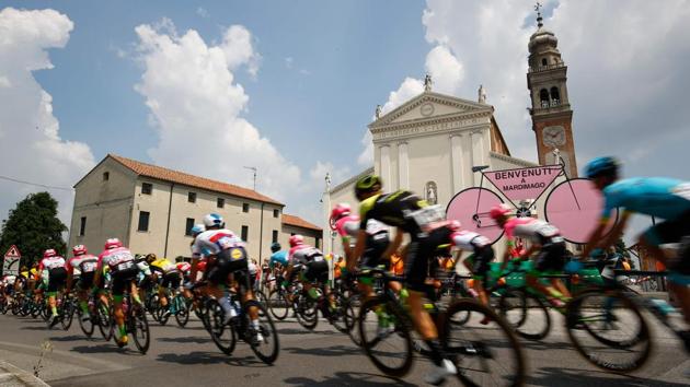 The pack rides in Mardimago during the 13th stage between Ferrara and Nervesa della Battaglia of the 101st Giro d'Italia, Tour of Italy cycling race. (Luk Benies / AFP)
