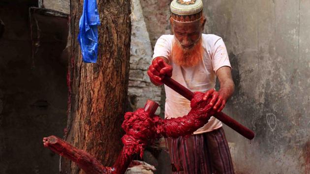 A worker applies colours on Kalavas (sacred threads) in Ajmer, Rajasthan on May 24, 2018. (Himanshu Sharma / AFP)