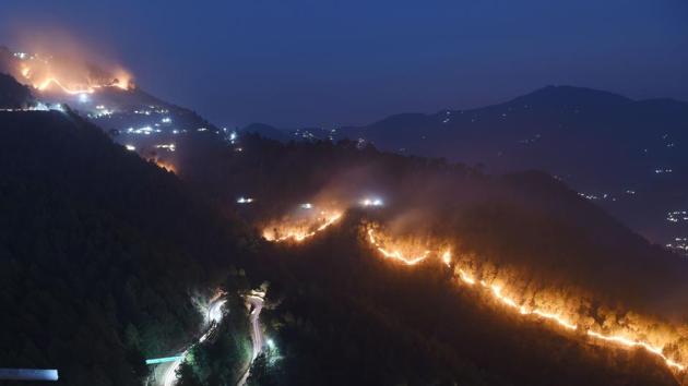 Wildfires burn in hills around New Tehri at Bourari, Uttarakhand on May 24, 2018. (Prakash Singh / AFP)