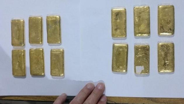 According to customs officials, Rajinder Singh and Saroj Kumar Yadav had concealed six gold biscuits each in their rectums.(HT Photo)