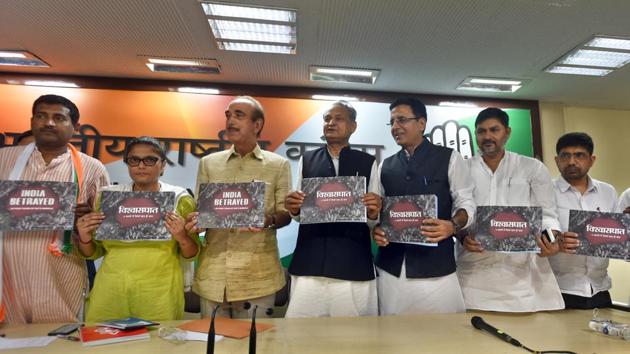 Senior Congress leaders Ghulam Nabi Azad, Ashok Gehlot, party spokesperson Randeep Singh Surjewala and other leaders release a booklet questioning the Narendra Modi government’s four years in office, during a press conference in New Delhi on Saturday.(Sushil Kumar/HT Photo)