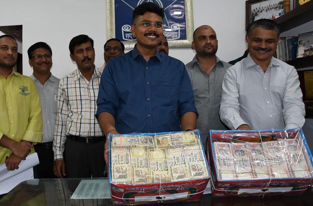 The Thane Crime branch display the seized <span class='webrupee'>?</span>98 lakh demonetised notes.(Praful Gangurde/HT)