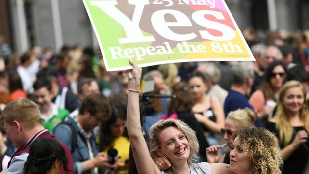 Women celebrate the result of the referendum on liberalizing abortion law, in Dublin, Ireland, May 26, 2018. (REUTERS)